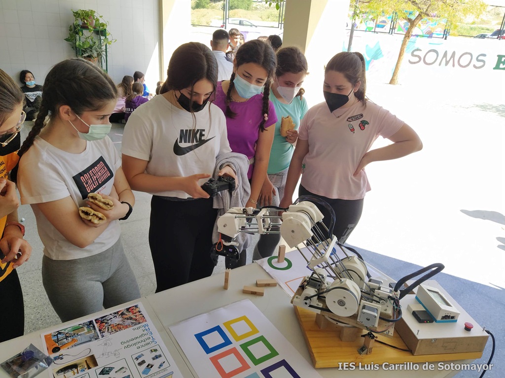 Alumnado manipulando el brazo robot