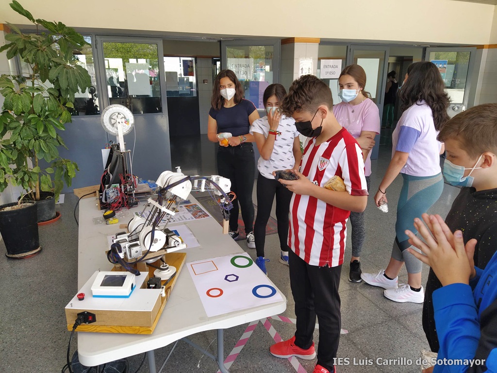 Alumnado manipulando el brazo robot