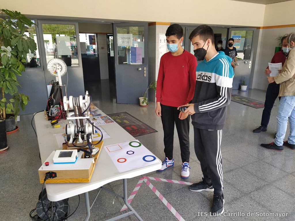 Alumnado manipulando el brazo robot